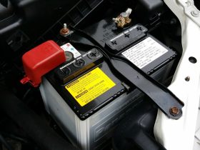 Batterie moto : comment la vérifier et la changer ?